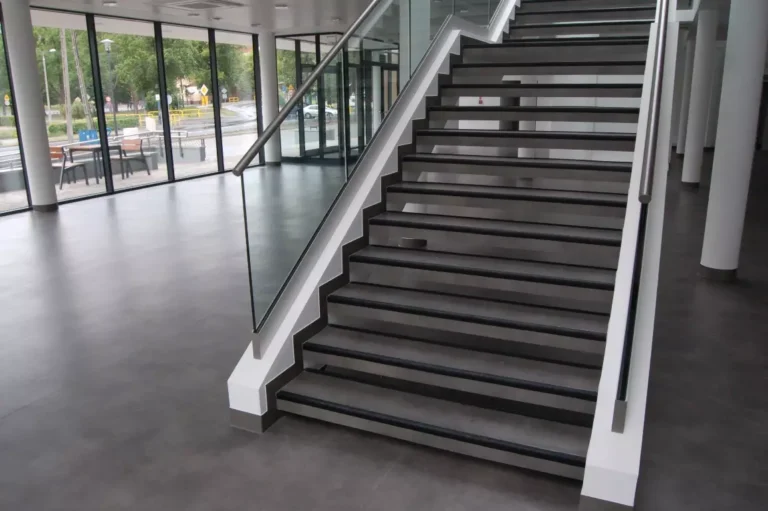 Nowy trend w architekturze wnętrz: schody na ażurowych wstęgach