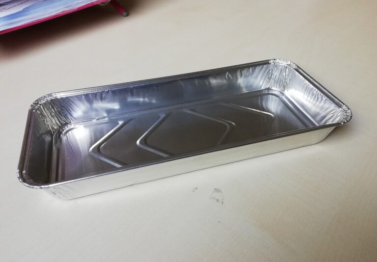 Czy zabrudzone foremki aluminiowe można wrzucać do pojemnika na metale?