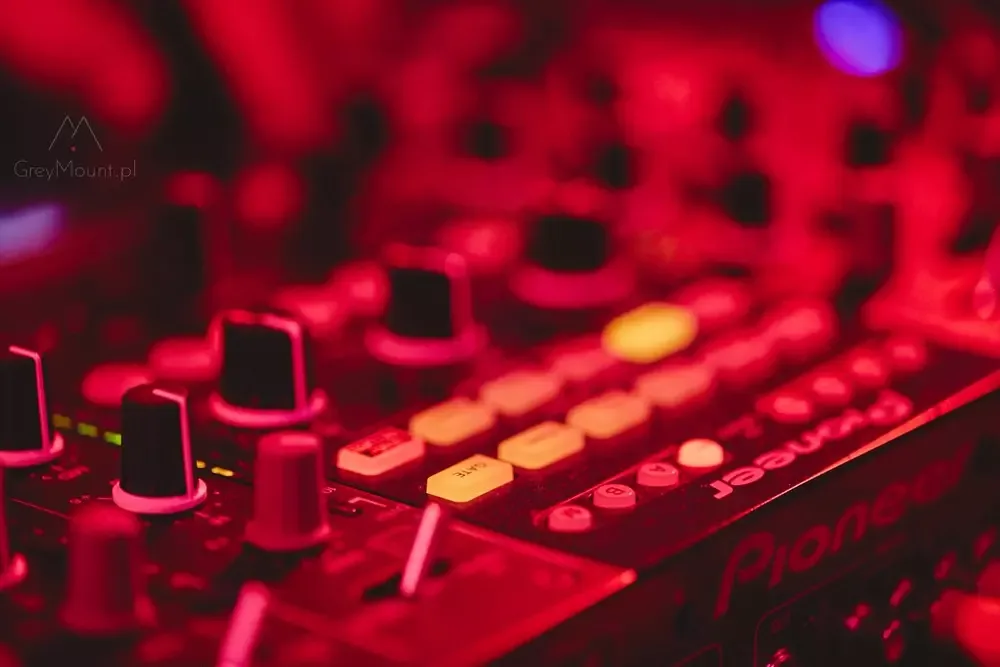 Jak wybrać idealnego DJ-a na wesele w Krakowie i na co zwrócić uwagę?