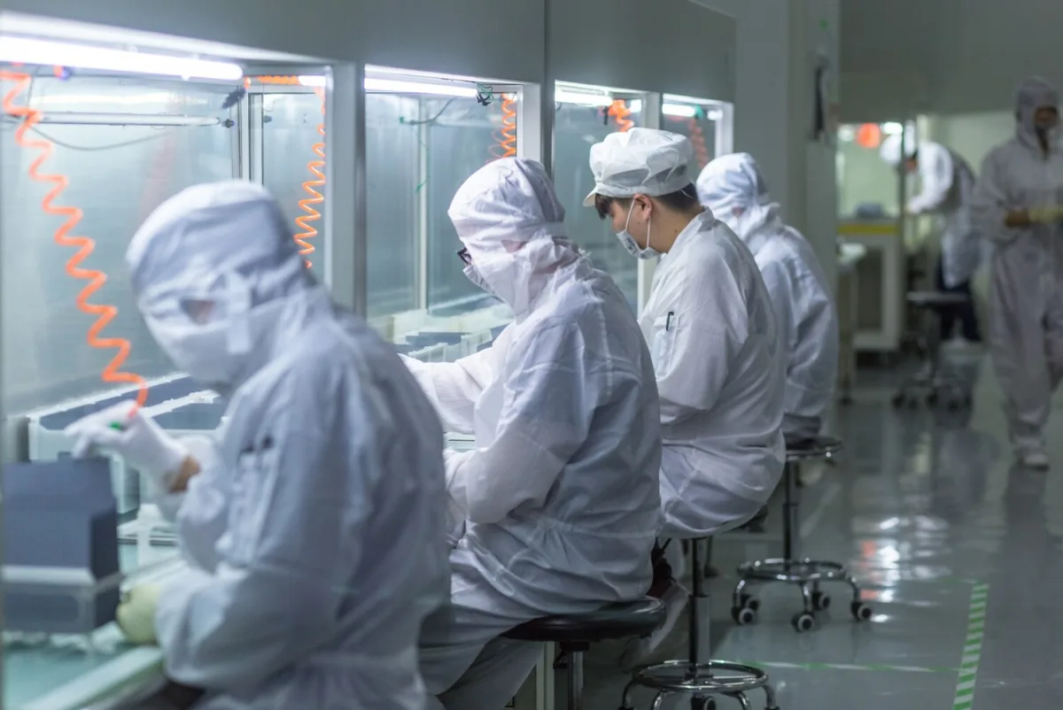 Dobór materiałów do czyszczenia w produkcji – co ma znaczenie przy powierzchniach technicznych?